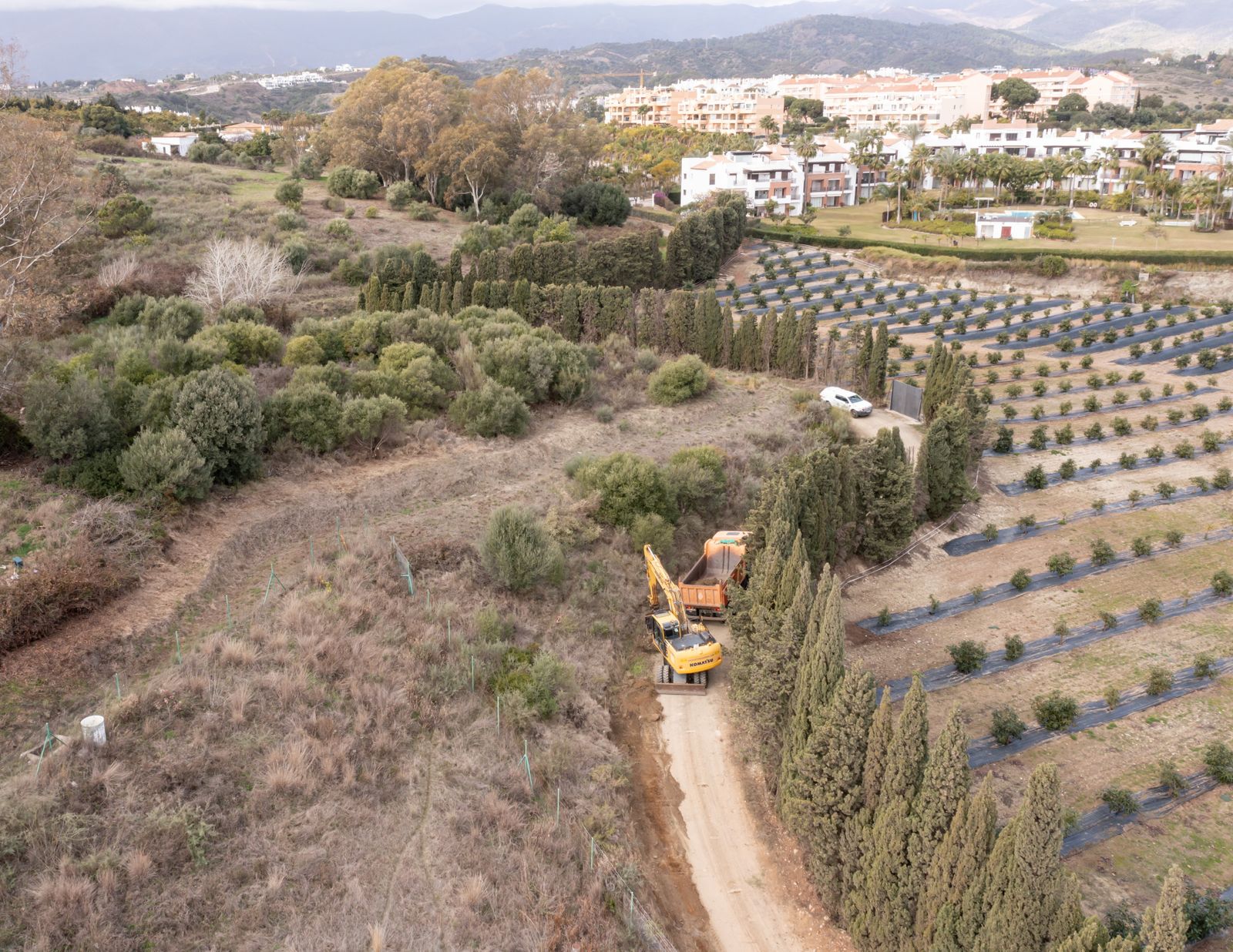 Estepona mejora la conexión de varias urbanizaciones con la obra de un vial.