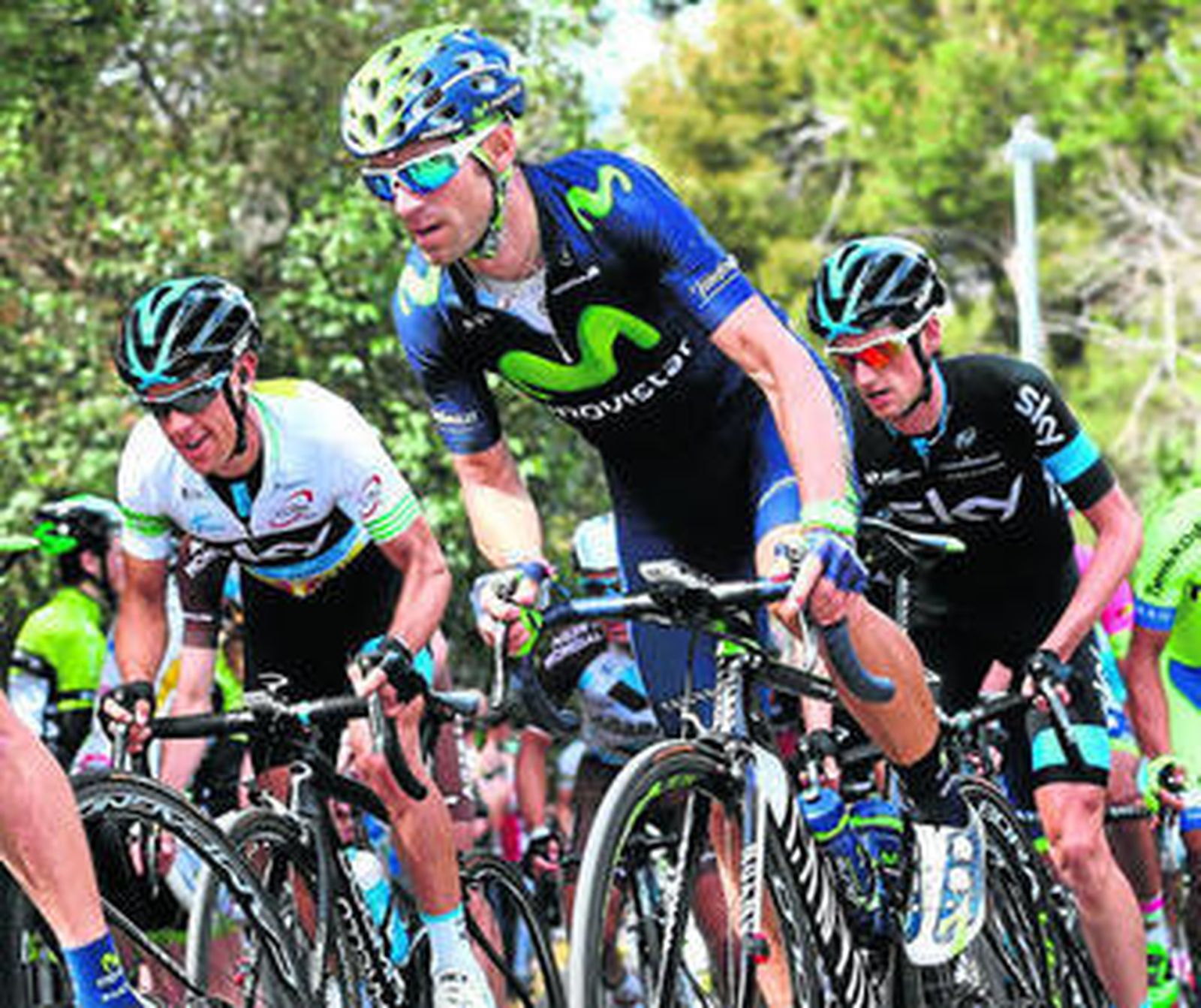 Alejandro Valverde, junto al australiano del Sky Richie Porte, durante la ascensión a Montjuïc.