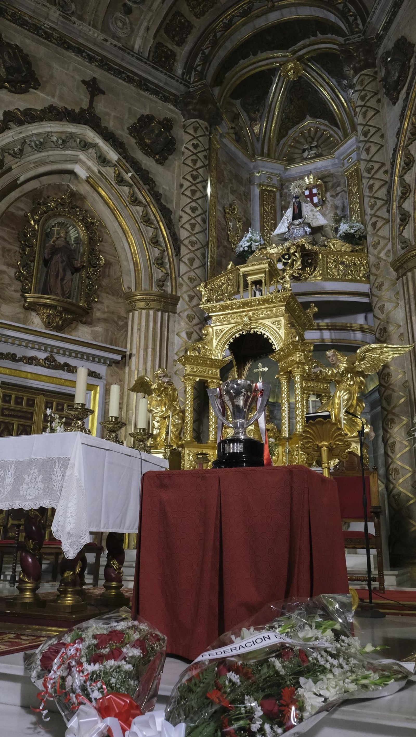 Ofrenda de la U.D. Almería a la Virgen del Mar, por el ascenso a la Liga Santander de Fútbol