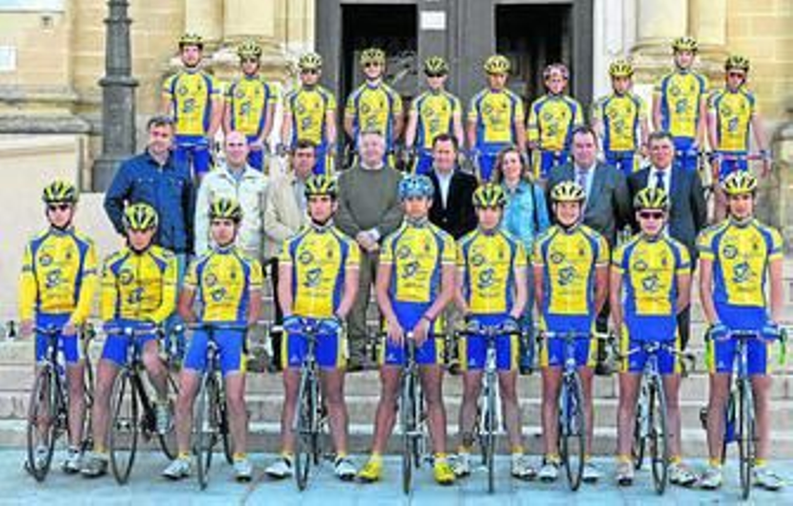 Los ciclistas y responsables el Vipren Zona Franca, durante la presentación del sábado.