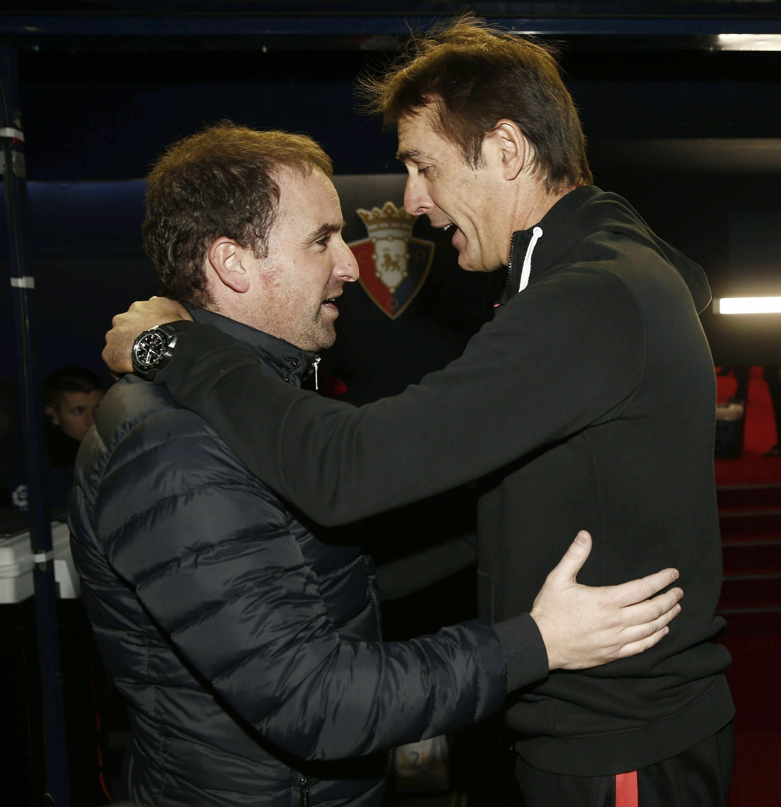 Jagoba Arrasate, técnico de Osasuna, y Julen Lopetegui, su par sevillista, se saludan antes del duelo.