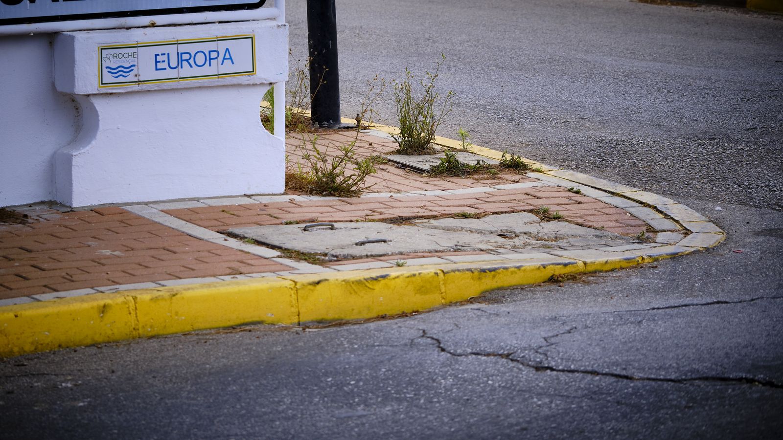 Pavimento en mal estado, susceptible de provocar tropiezos, caidas y accidentes.