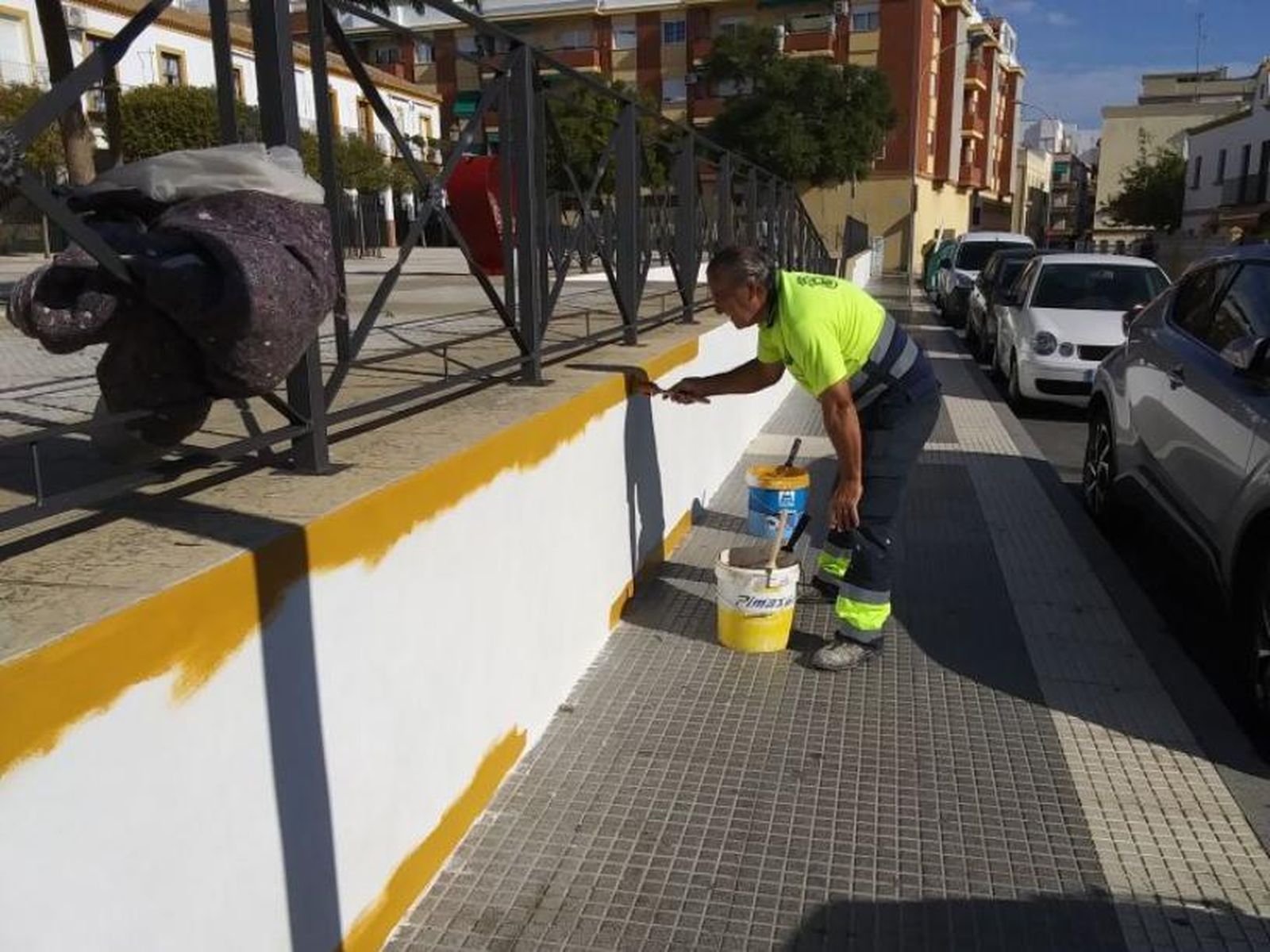 Un operario del Ayuntamiento de Huelva en plena labor de pintura en la Plaza Virgen del Rosario.