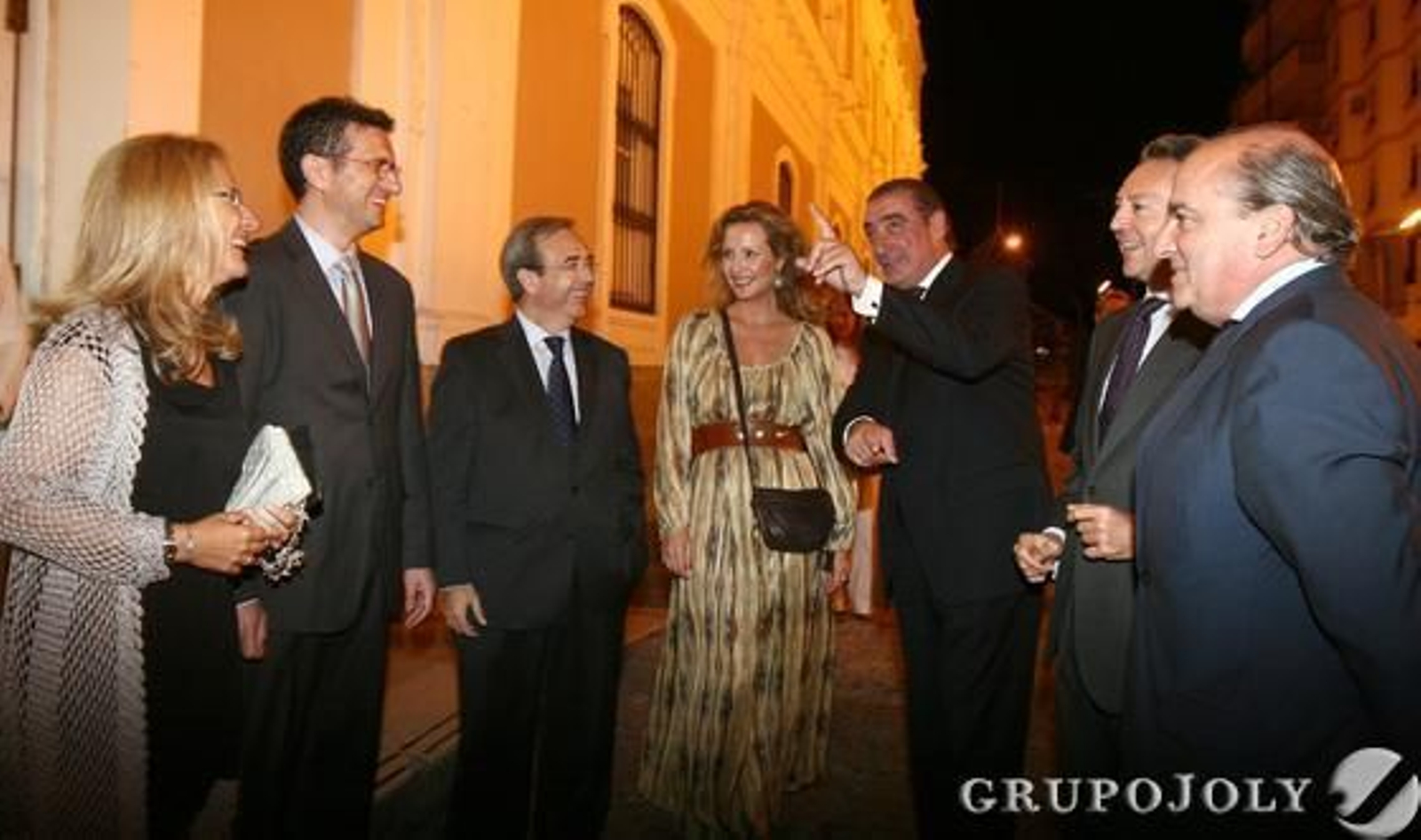 De izquierda a derecha: la gerente de Huelva Información, Adelaida Mellado; el director de Huelva Información, Javier Chaparro; el director general del Grupo Joly, Juan Carlos Fernández; la esposa del presidente del Grupo Joly, Marita Rufino; el periodista Carlos Herrera; el presidente del Grupo Joly, José Joly Martínez de Salazar, y Luis Miguel Martín Rubio, director de negocios de Andalucía de Ernst & Young.  

Foto: Josue Correa