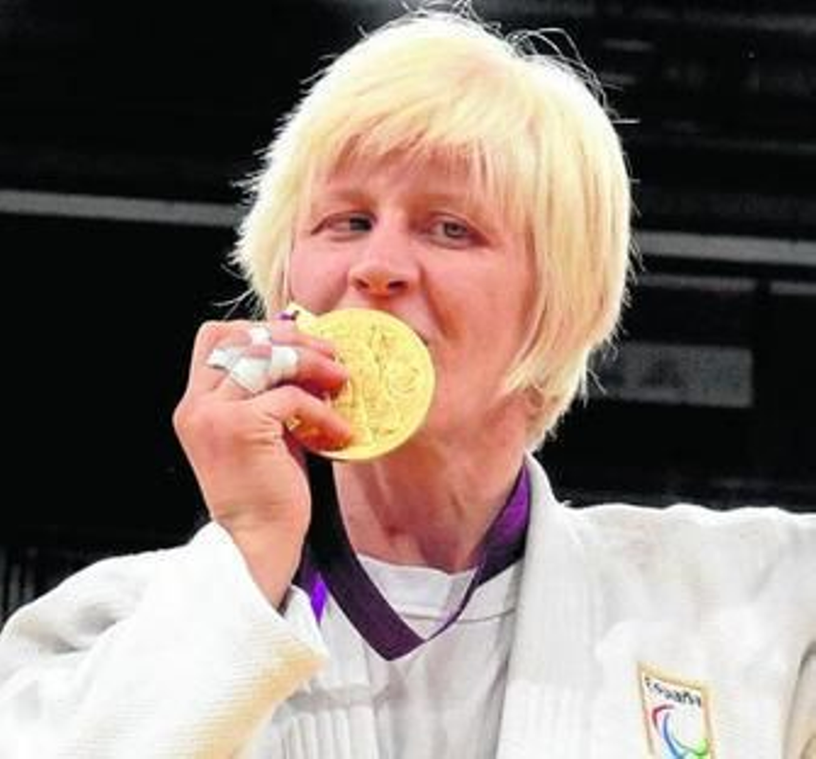 Carmen Herrera con la medalla de oro que conquistó en los pasados Juegos Paralímpicos.