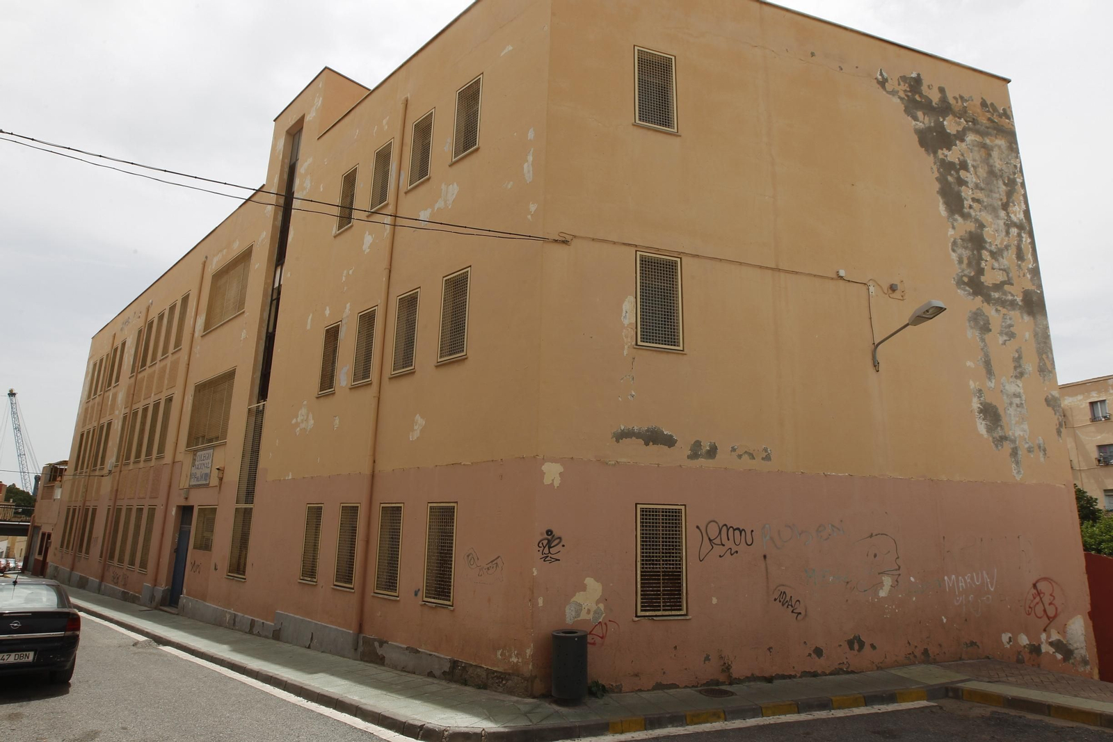 La prioridad en las obras es la reparación de grietas y la primera planta de este edificio de tres alturas.