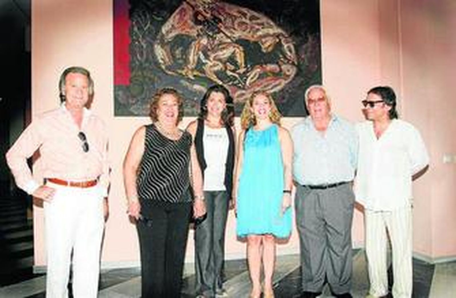 Dolores Barroso, junto a miembros de 'Triana Pura', ayer.