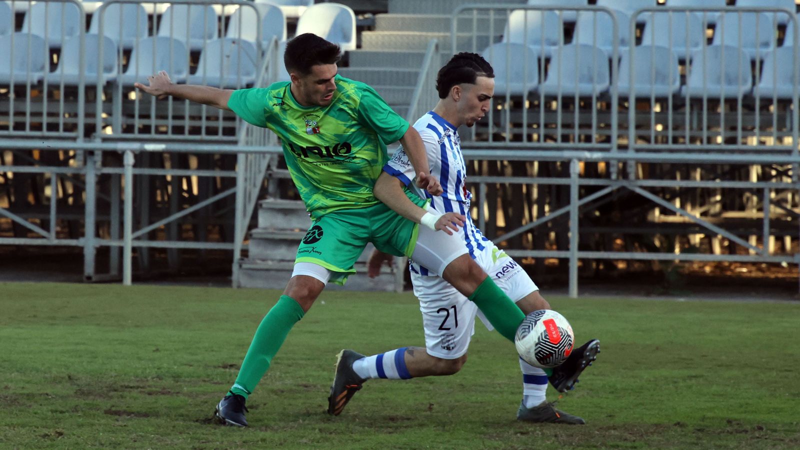 Manu Rojas intenta llevarse el balón ante la presión de un jugador del Guada.