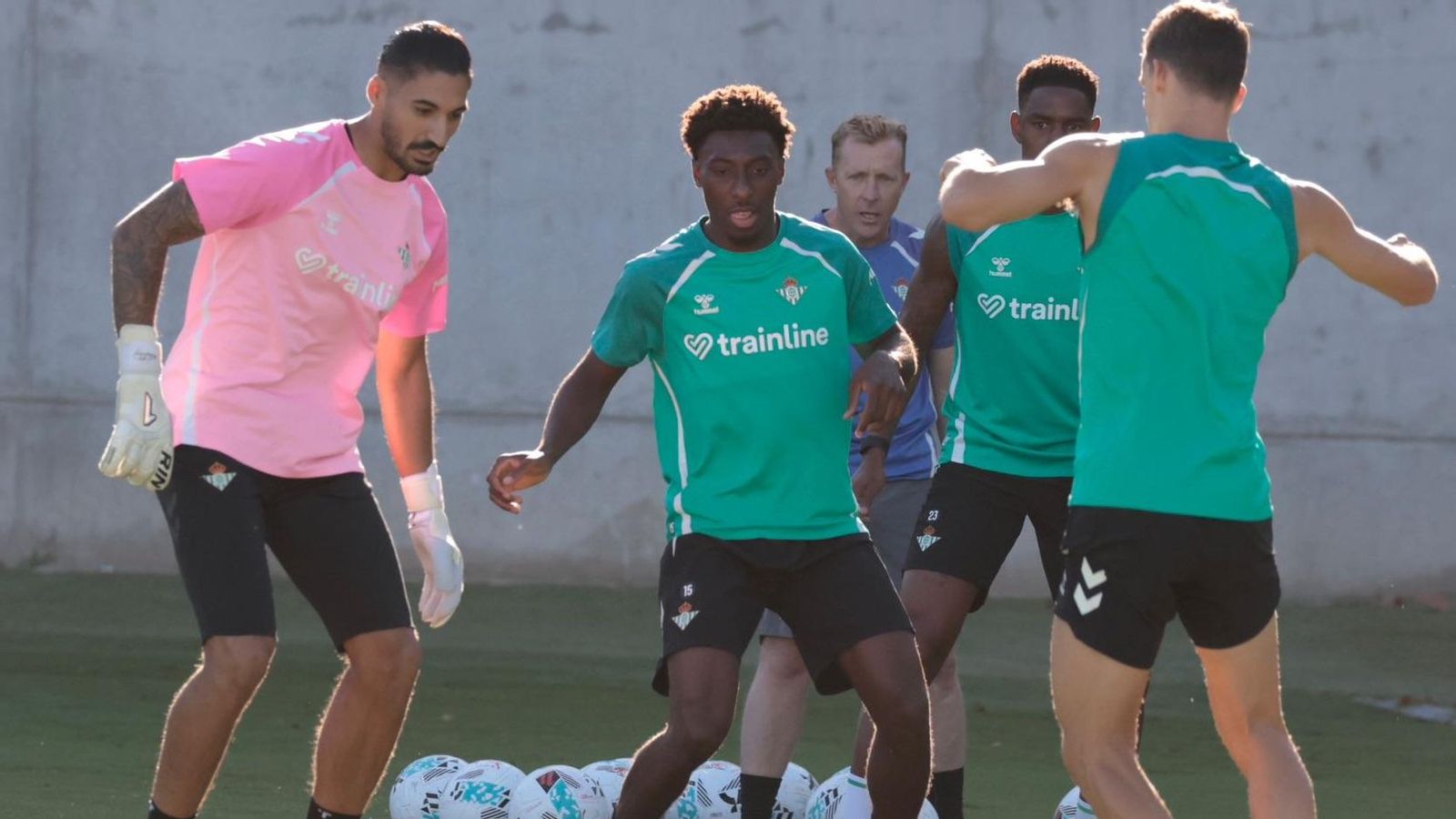 Darling Bladi entrena con el Betis este miércoles