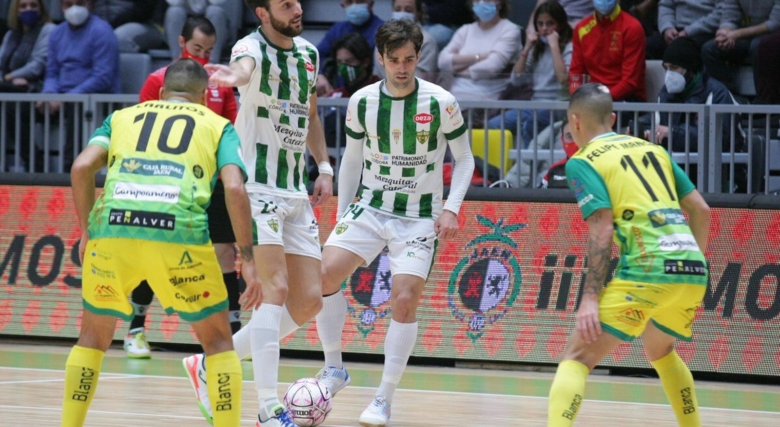 Pablo del Moral, vigilado de cerca por dos jugadores del Jaén Paraíso Interior.