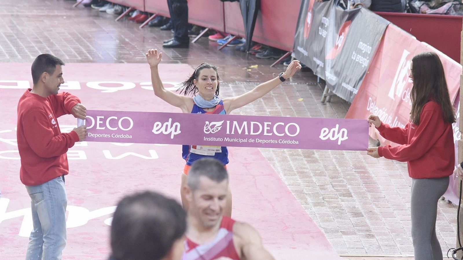 Tamara Pérez, en el momento de cruzar la línea de meta.