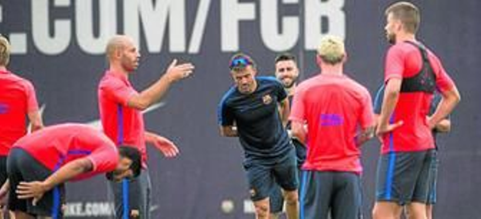 Luis Enrique, rodeado de sus futbolistas en un 'impasse' de un entrenamiento del Barcelona.