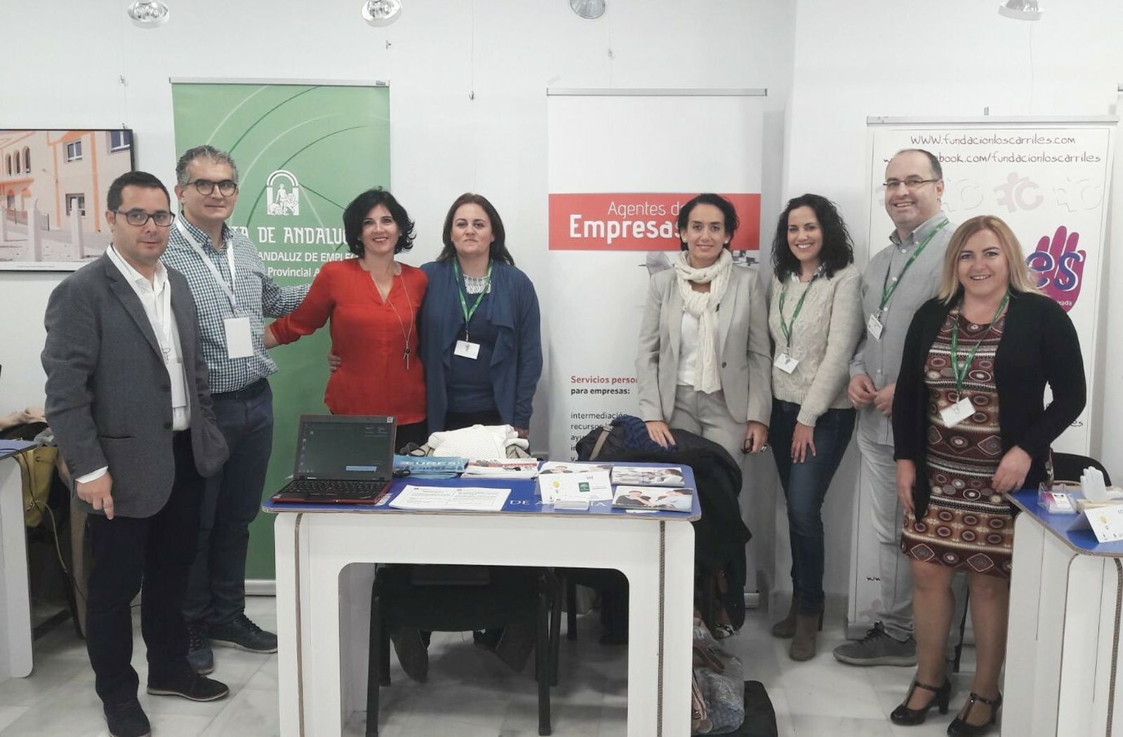 Agentes de empresa en la feria empleo Olula.