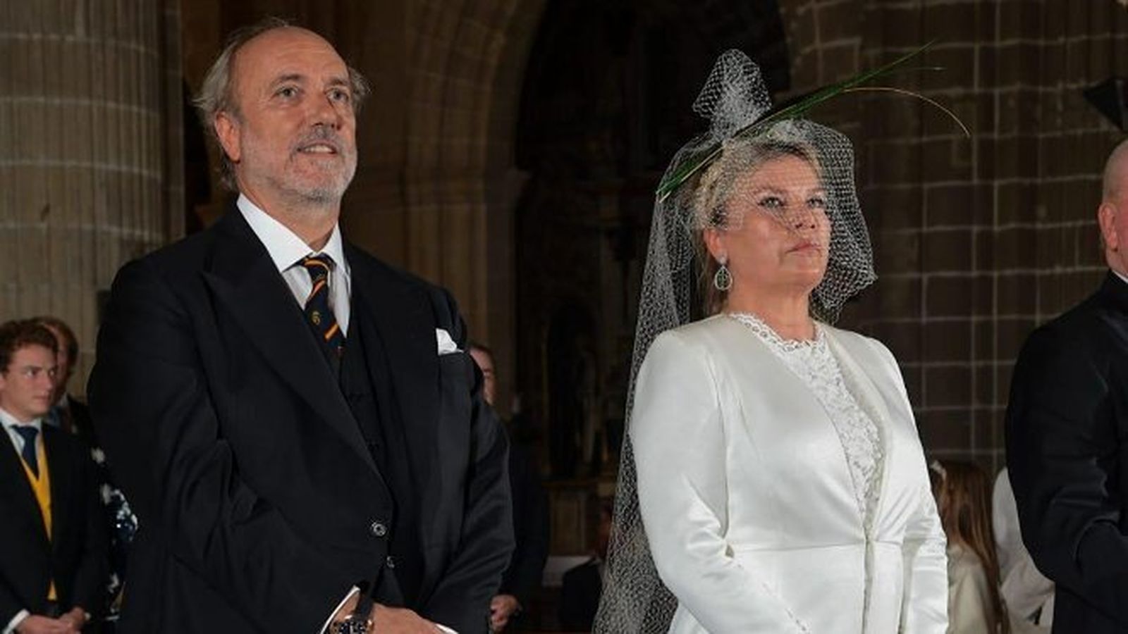 Pablo González Gómez e Isabel Kiessling, durante la ceremonia religiosa oficiada por el padre Bernardo Álvarez Afonso.