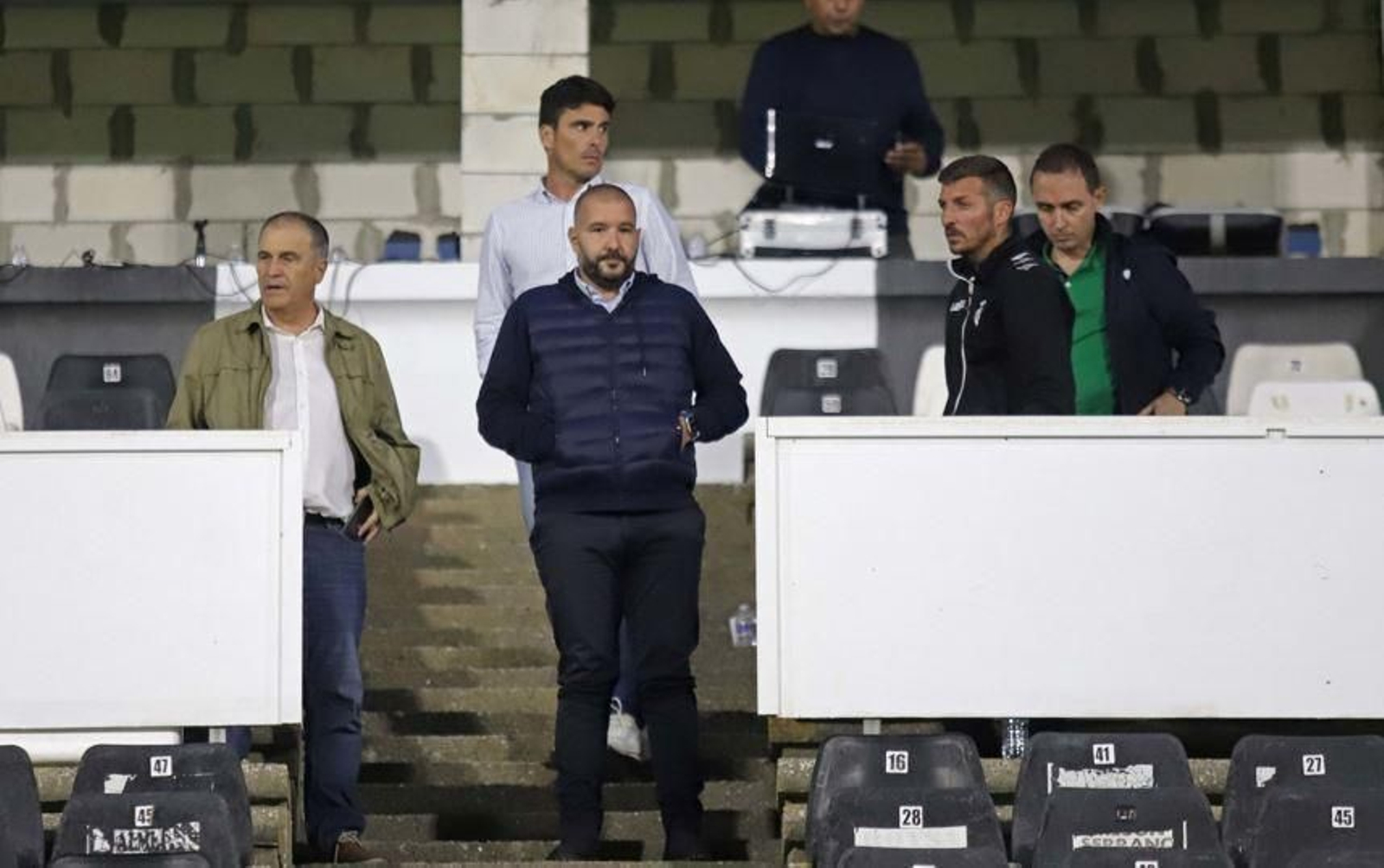 La directiva de la Balona, en el palco, tras un partido
