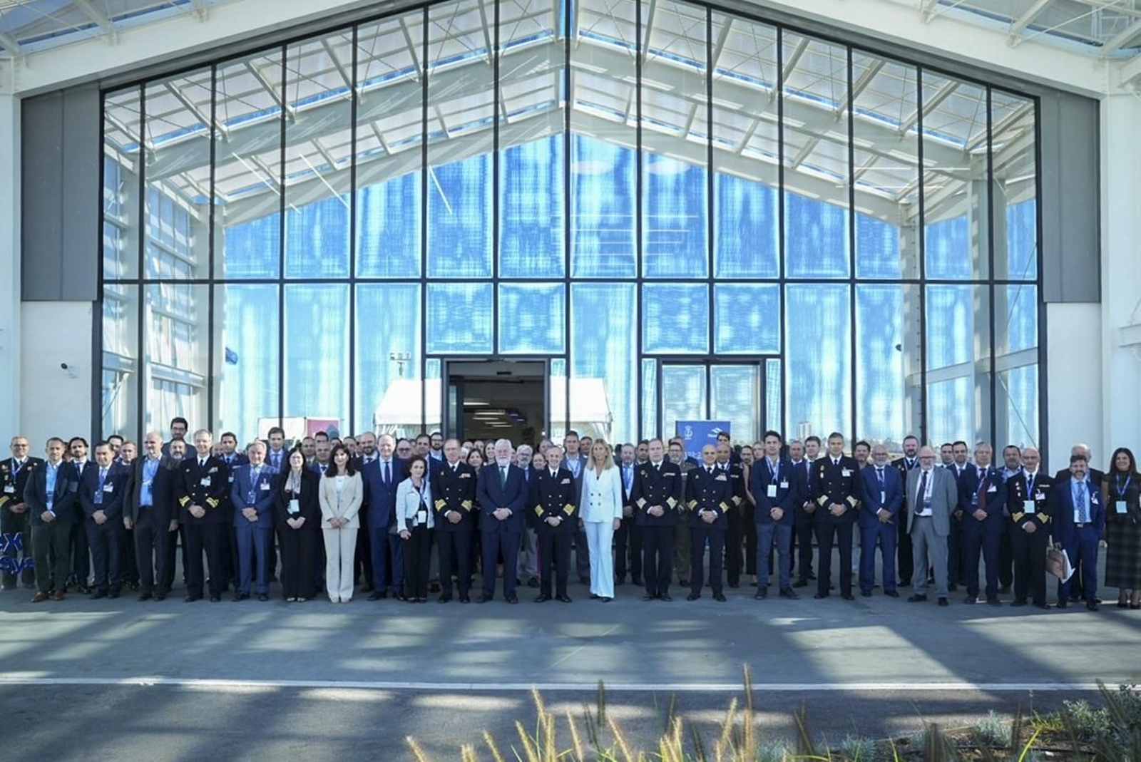 Foto de familia del encuentro en Navantia San Fernando con empresas y la Armada para tratar la nube de combate naval.