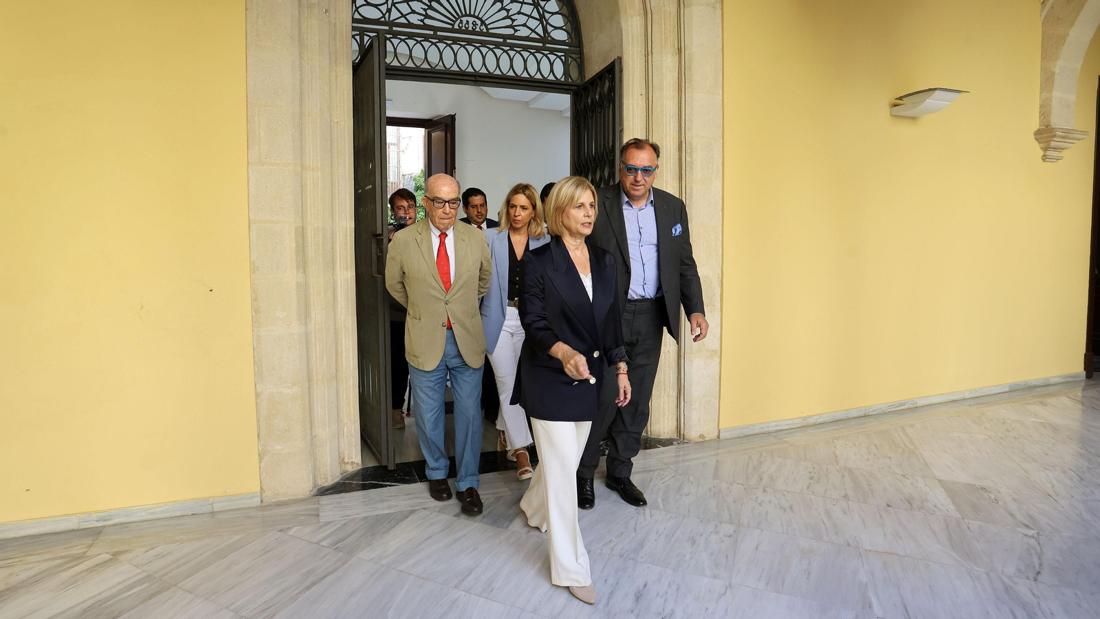 María José García-Pelayo, junto a Carmelo Ezpeleta y Arturo Bernal el pasado viernes en el Ayuntamiento de Jerez. María José García-Pelayo, junto a Carmelo Ezpeleta y Arturo Bernal el pasado viernes en el Ayuntamiento de Jerez.