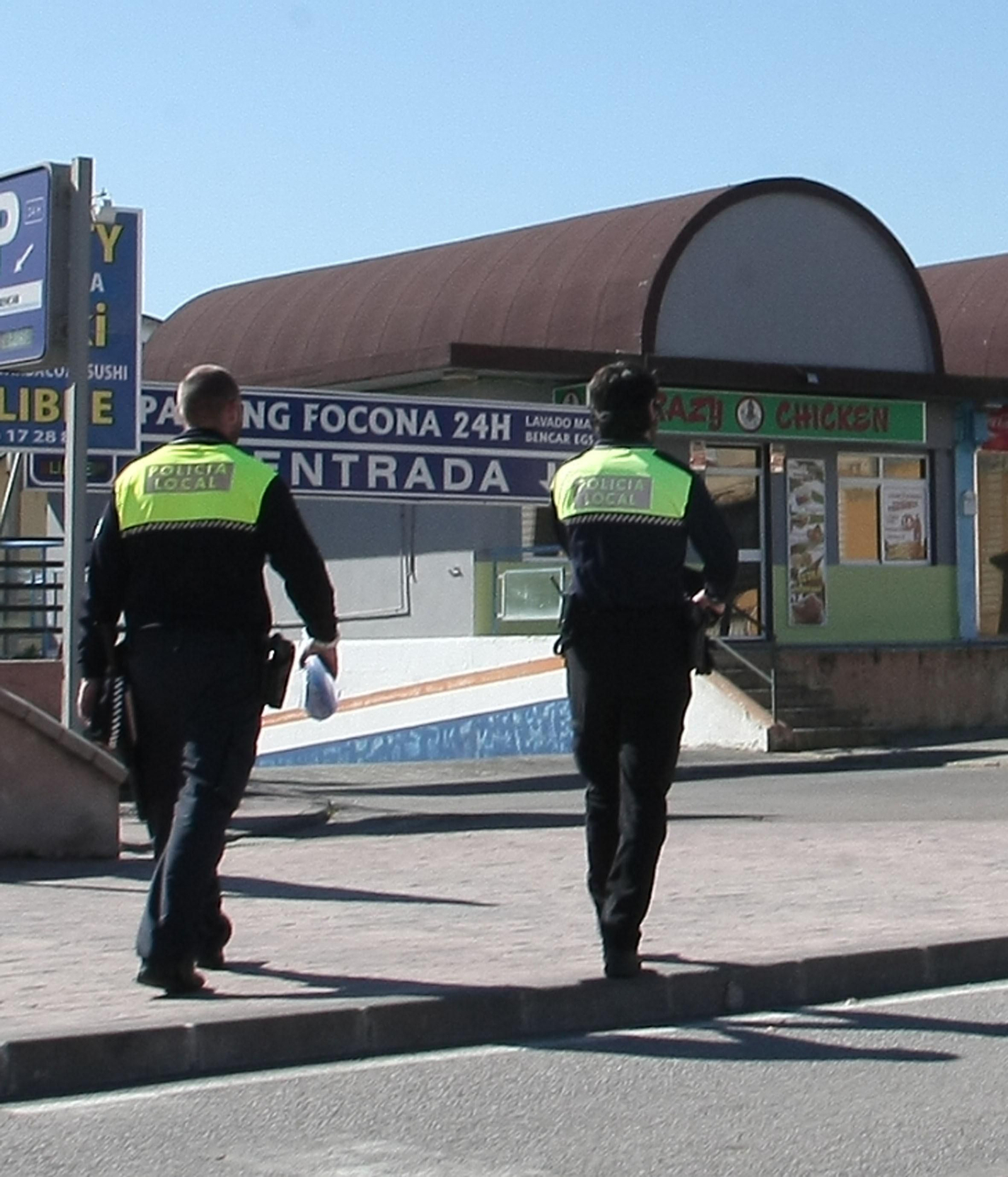 Dos policías locales realizan una ronda por la ciudad. Dos policías locales realizan una ronda por la ciudad.