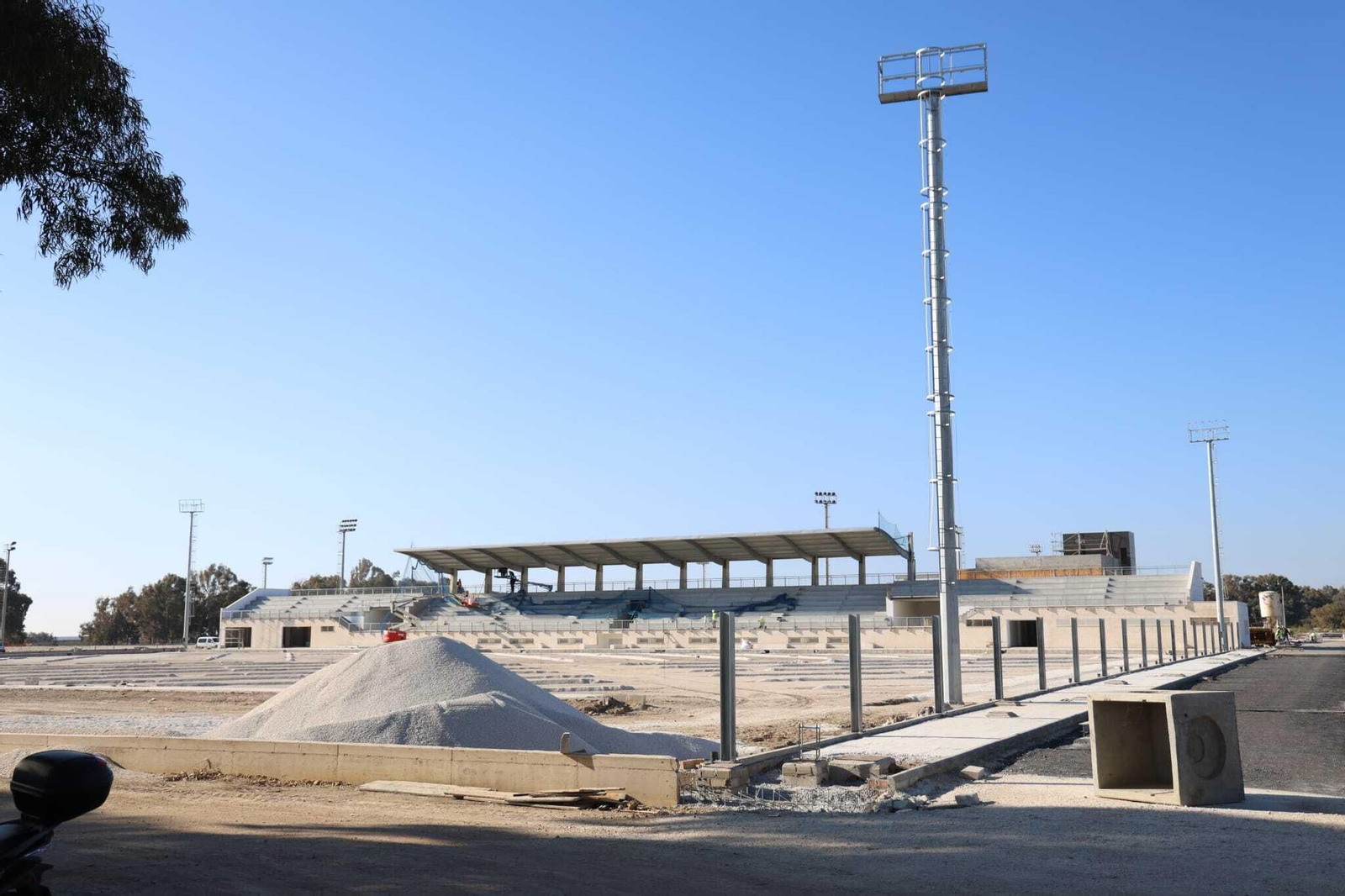 El campo de la ciudad deportiva de Arraijanal ya luce visera