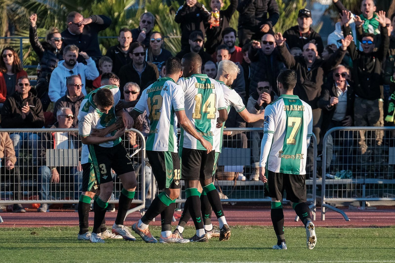 Los jugadores béticos celebran uno de los goles de la remontada en Ibiza.