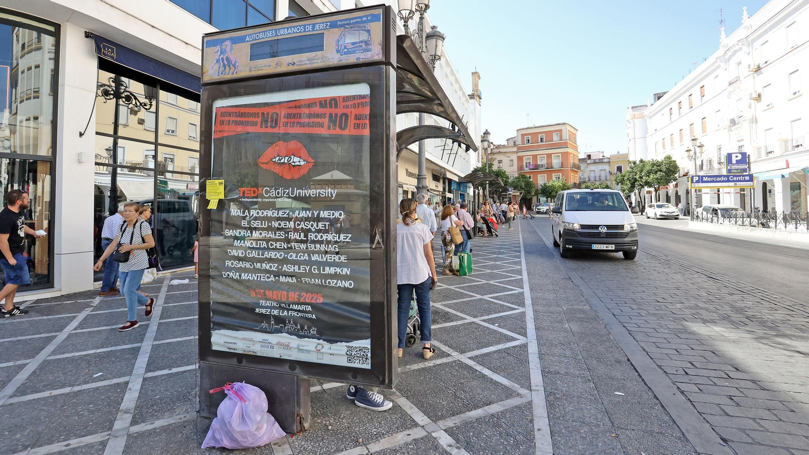 Una vetusta marquesina del servicio de autobuses urbanos ubicado en la plaza Esteve, un punto neurálgico para el transporte público en la ciudad.