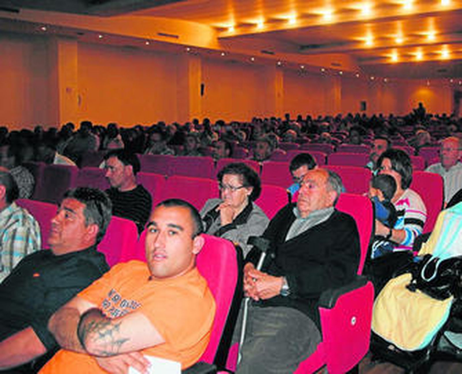 Centenares de vecinos se dieron cita en el Teatro para conocer los datos de la auditoría municipal.