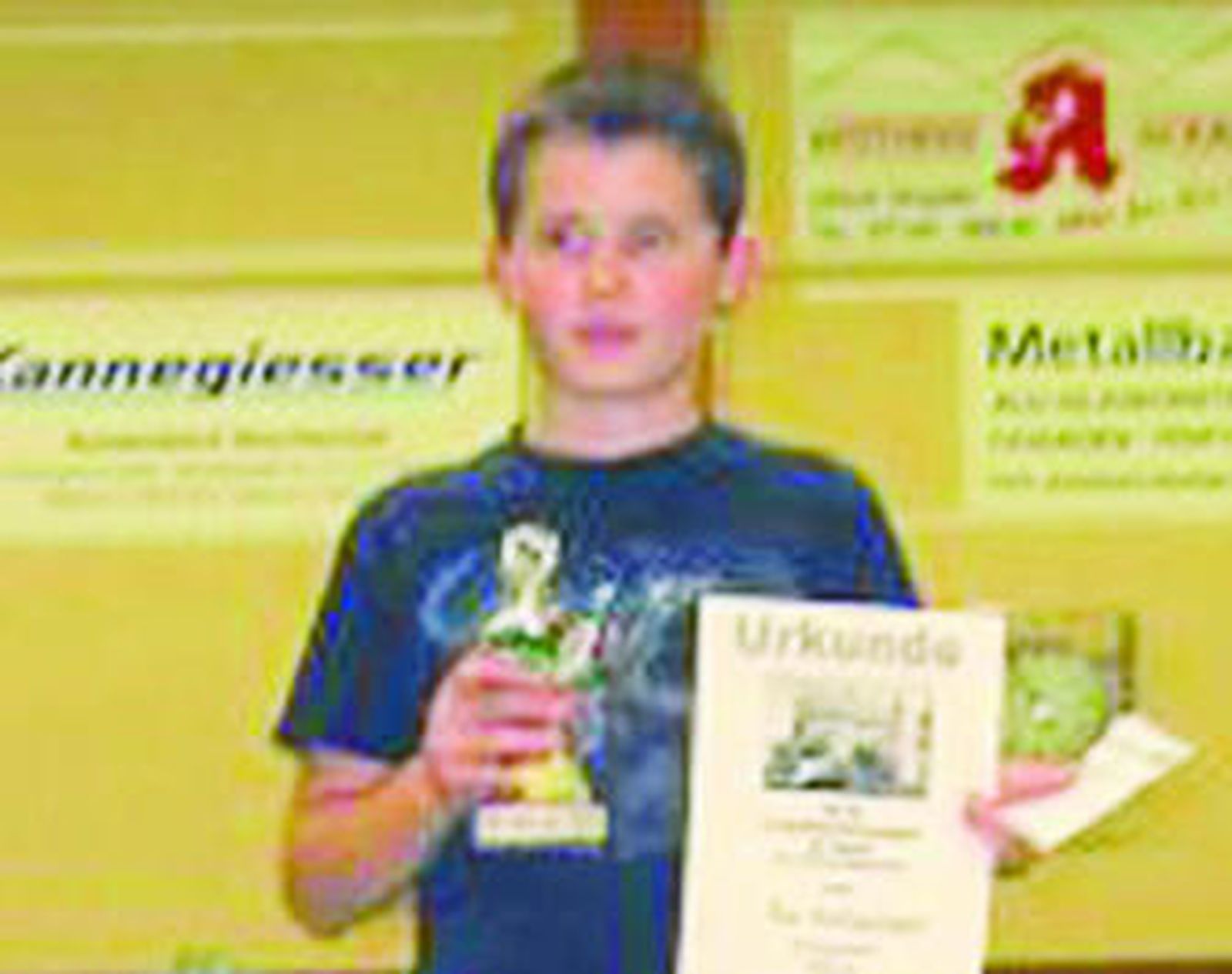 El cuerpo de una víctima aparece cubierto en el suelo tras el tiroteo en el colegio.