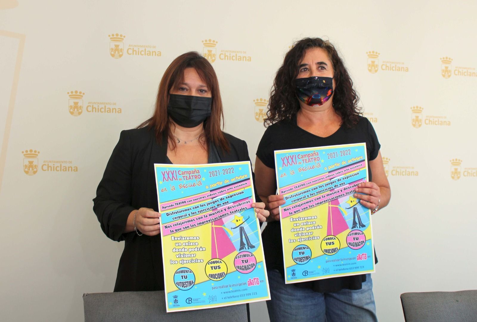 Presentación de la campaña por parte de la delegada de Cultura y la responsable de Teatrín.