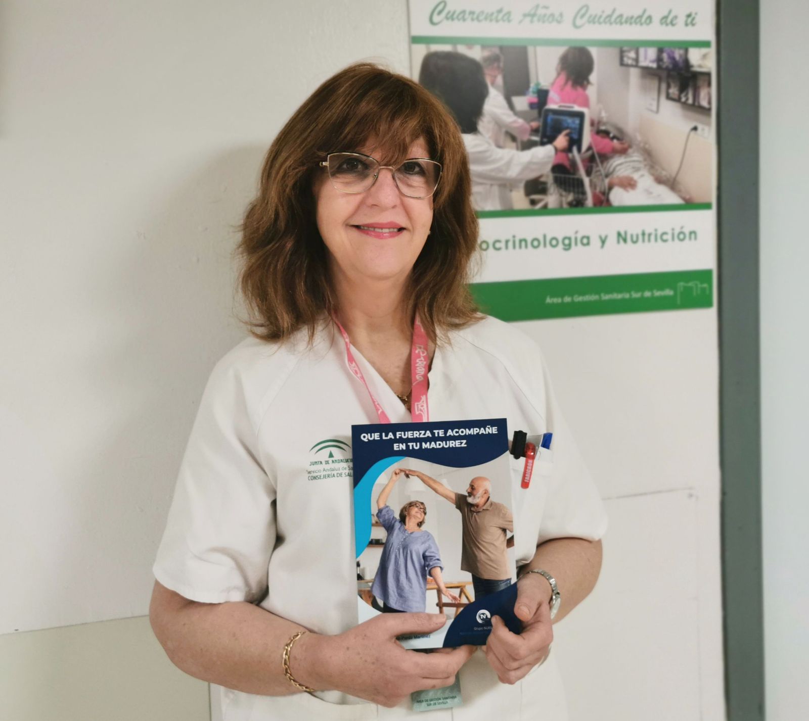 La enfermera Pilar Zarco con la publicación de NURSE en la que ha participado.