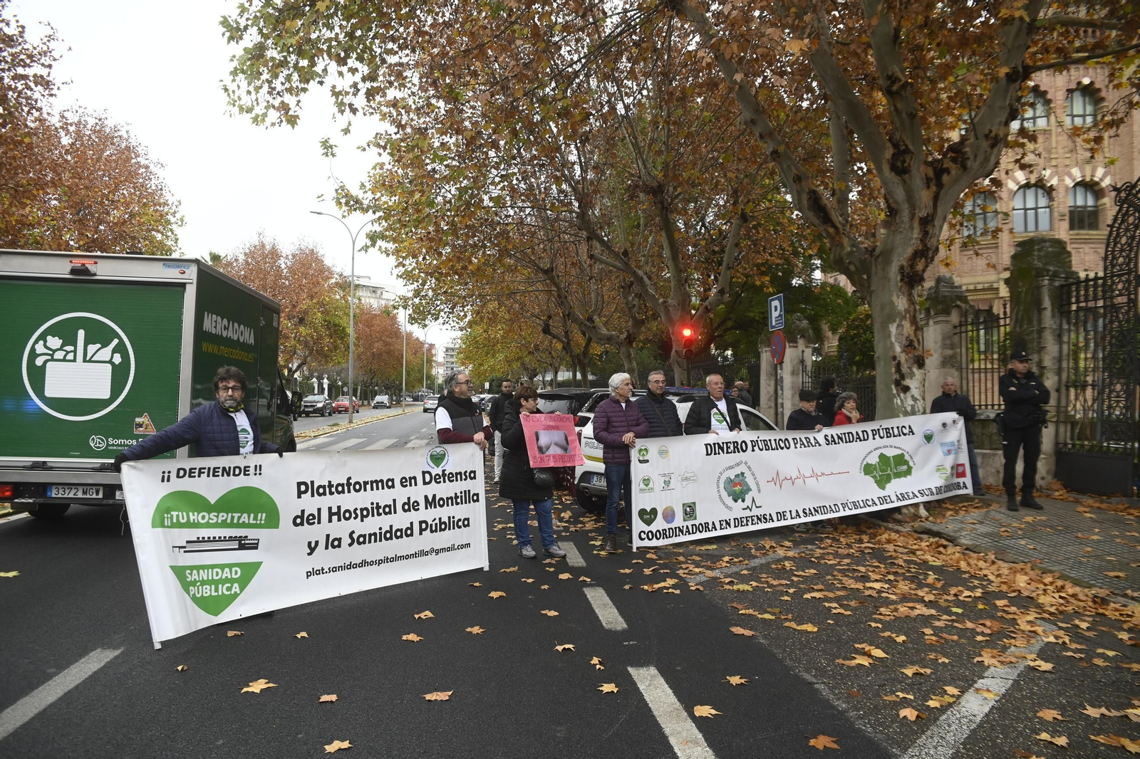 Juanma Moreno presenta en Córdoba su libro 'Manual de convivencia', en imágenes