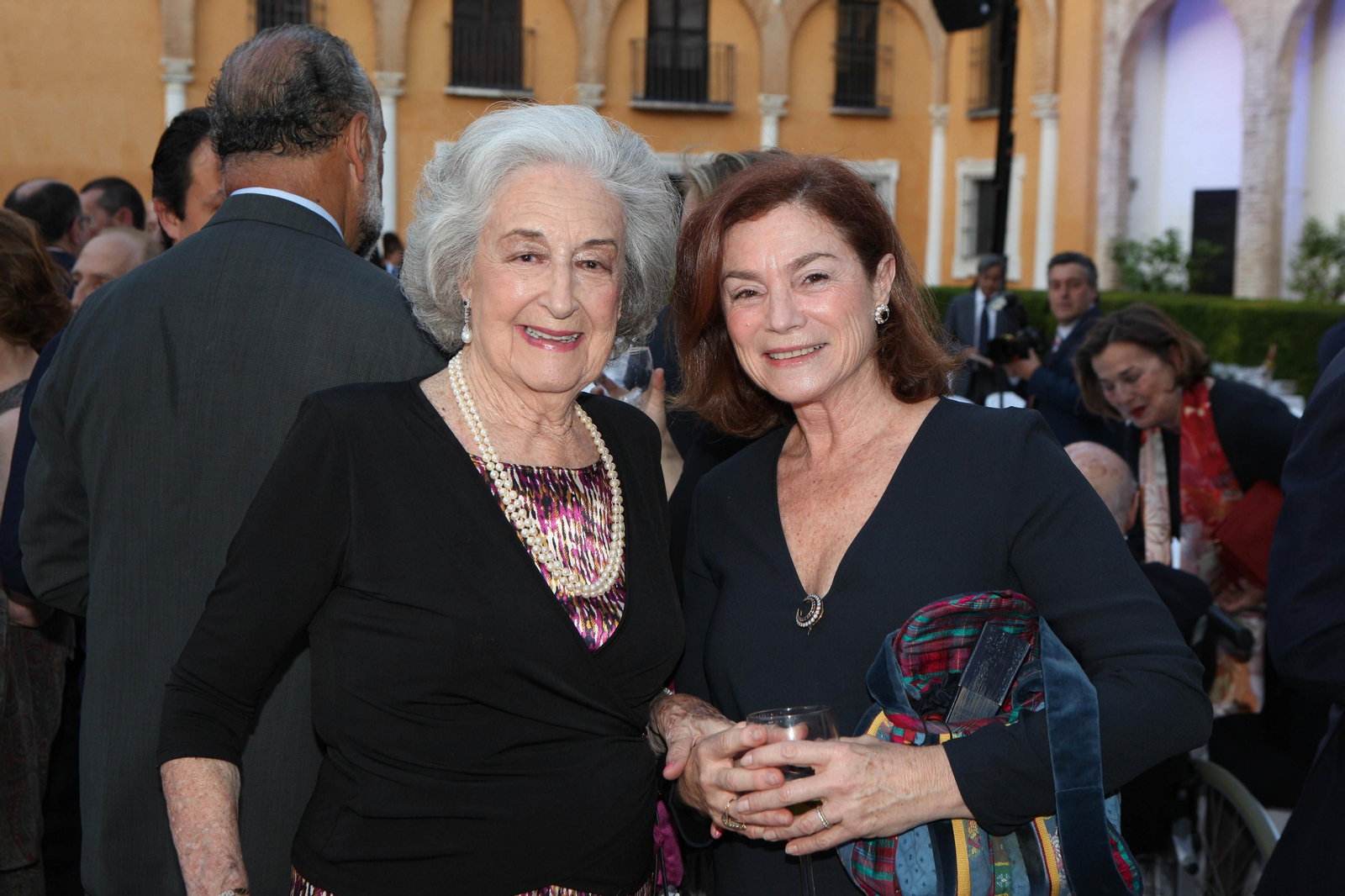 María Teresa Alvarado y Mercedes Clavero.