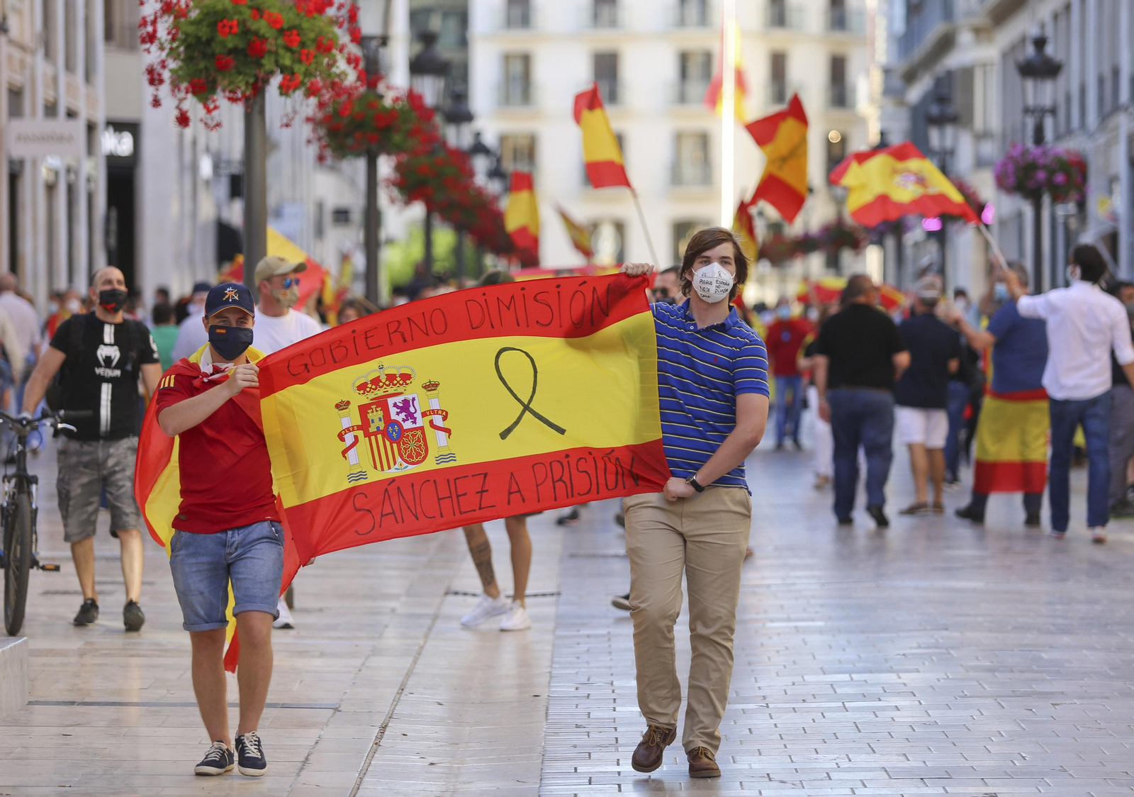 Las fotos de la cacerolada en Málaga contra el Gobierno por el coronavirus