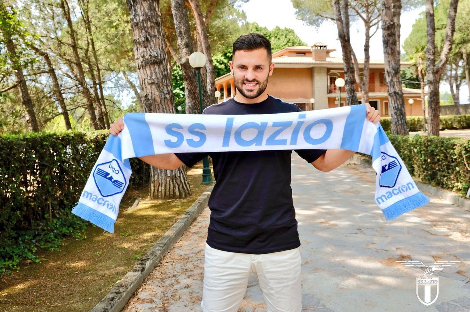Durmisi posa con una bufanda de la Lazio.