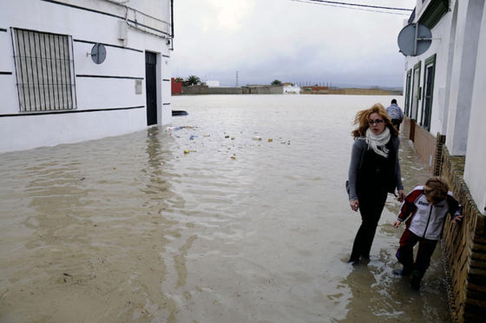 Una mujer y un niño andan sobre el agua que inunda Tocina.

Foto: Juan Carlos Vázquez