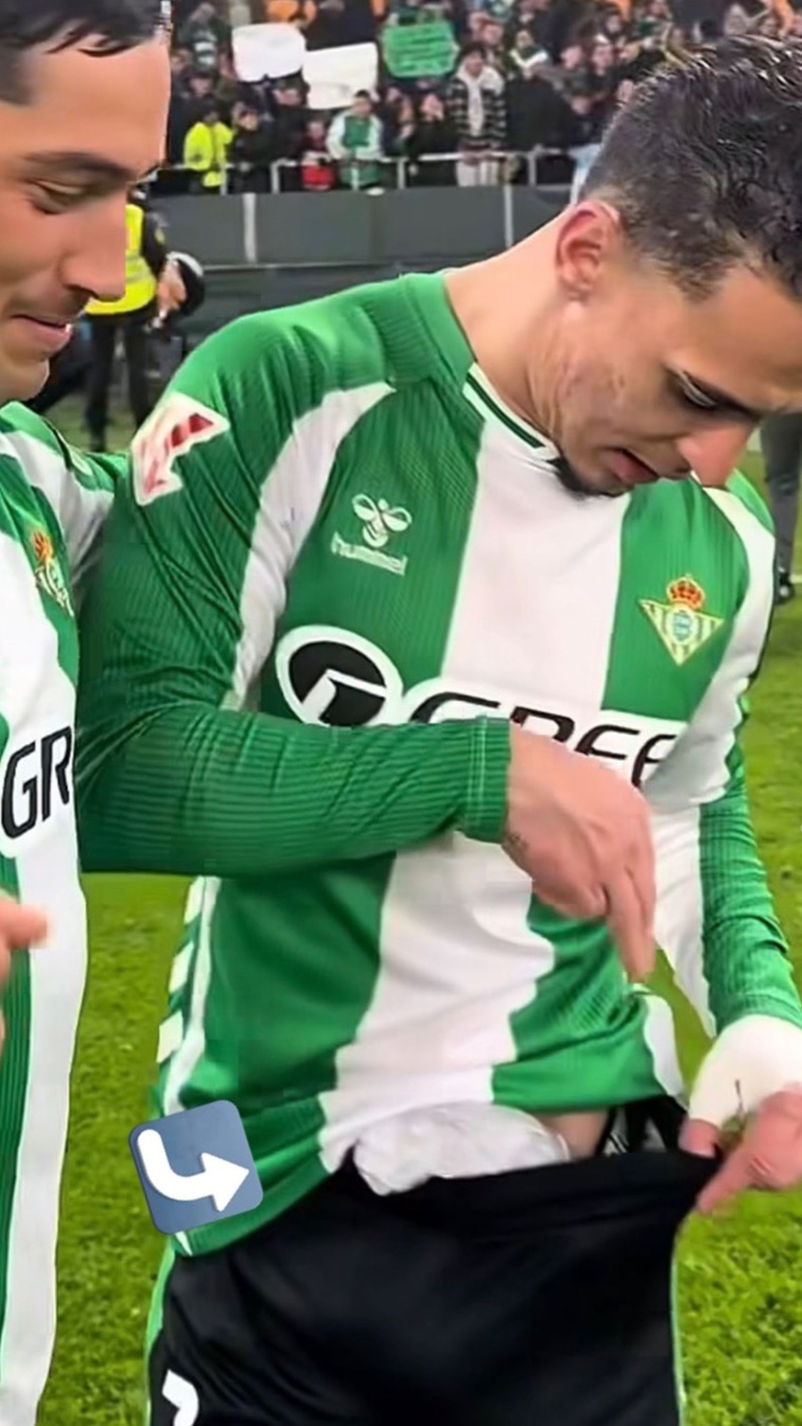 Antony con una bolsa de hielo en la zona del pubis