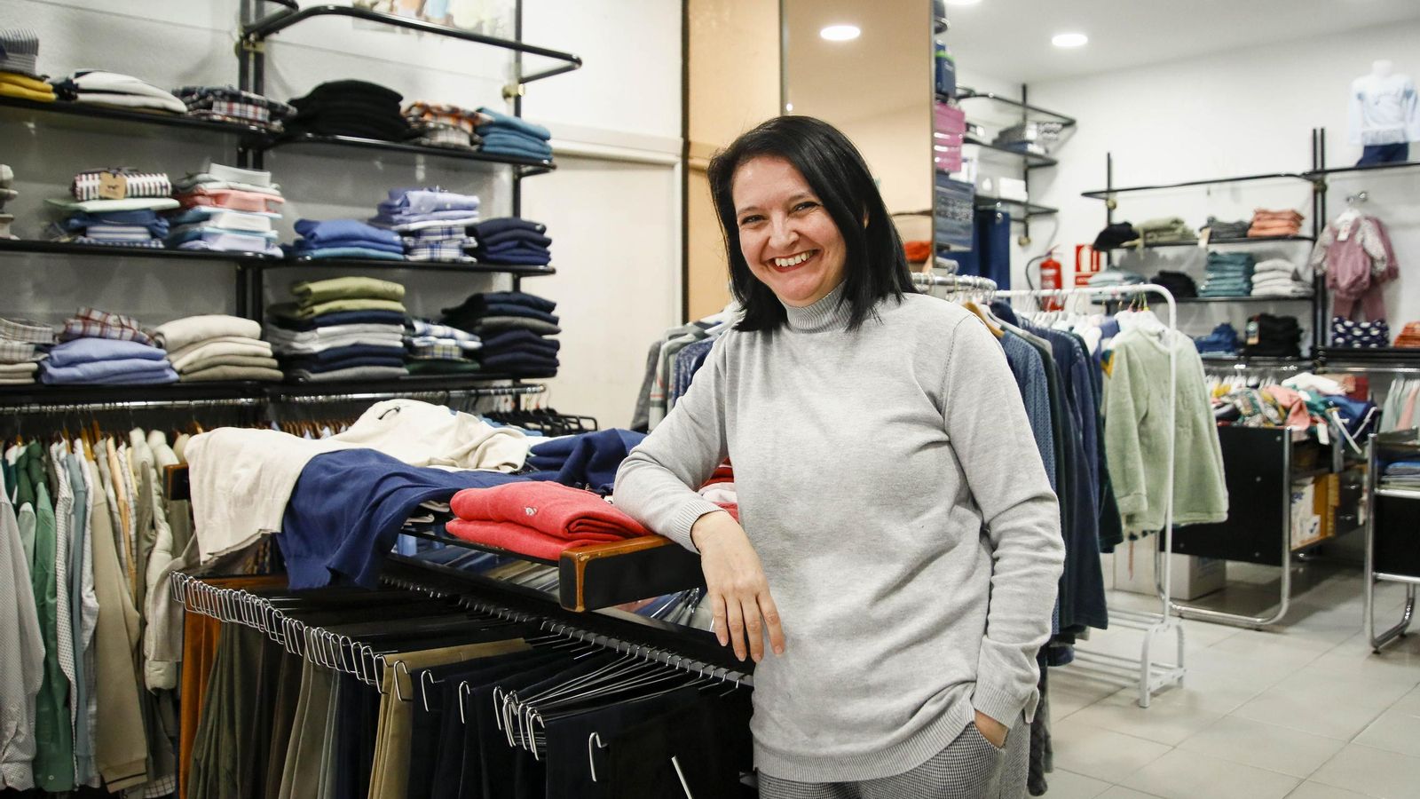 Inma Baena en su tienda de Oliveros.