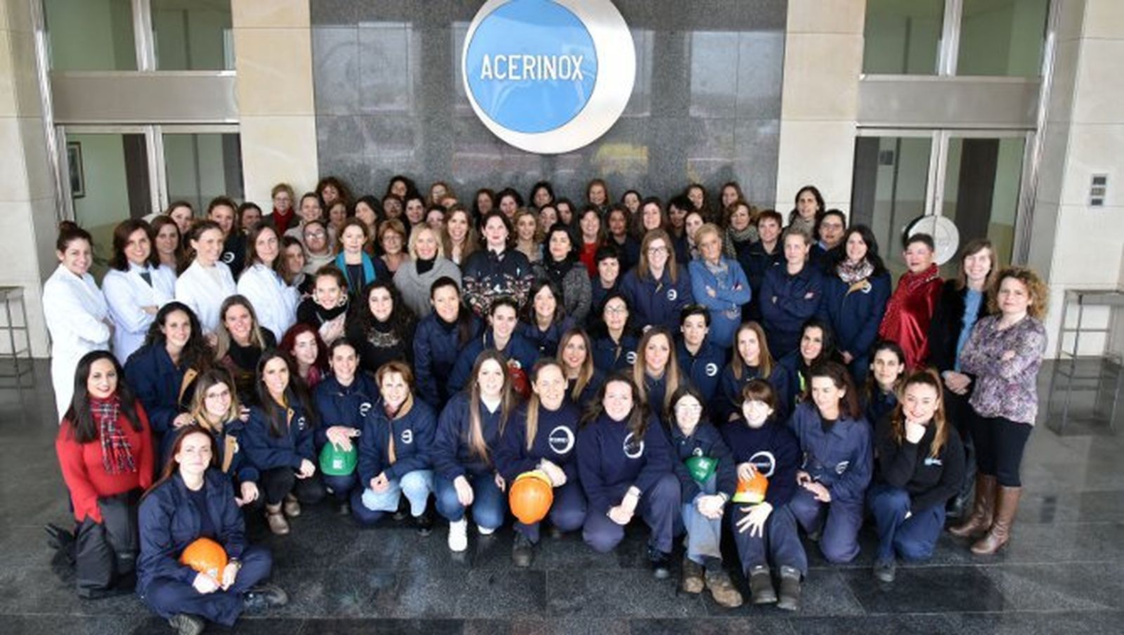 Foto de familia de la mayoría de las mujeres de la factoría de Acerinox Europa, de Palmones.