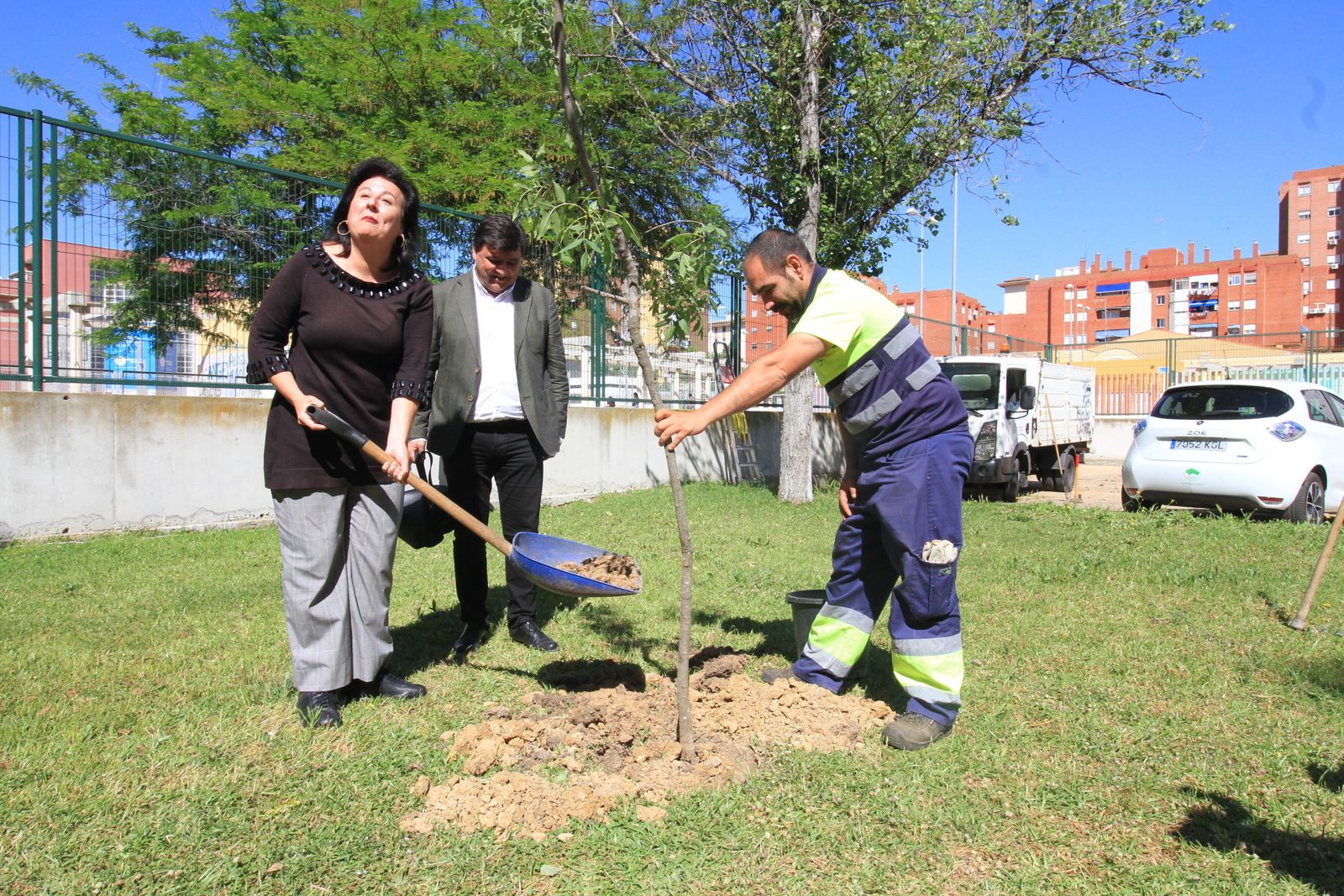 Imágenes de la plantación de árboles llevada a cabo en el colegio Los Rosales, con motivo del incendio del año pasado