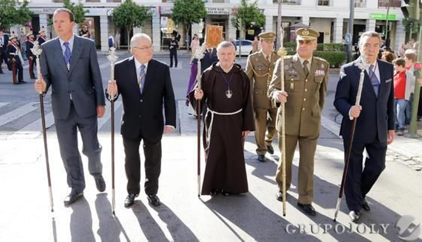 La presidencia accede a Capuchinos tras el desfile previo.

Foto: Miguel Angel Gonzalez
