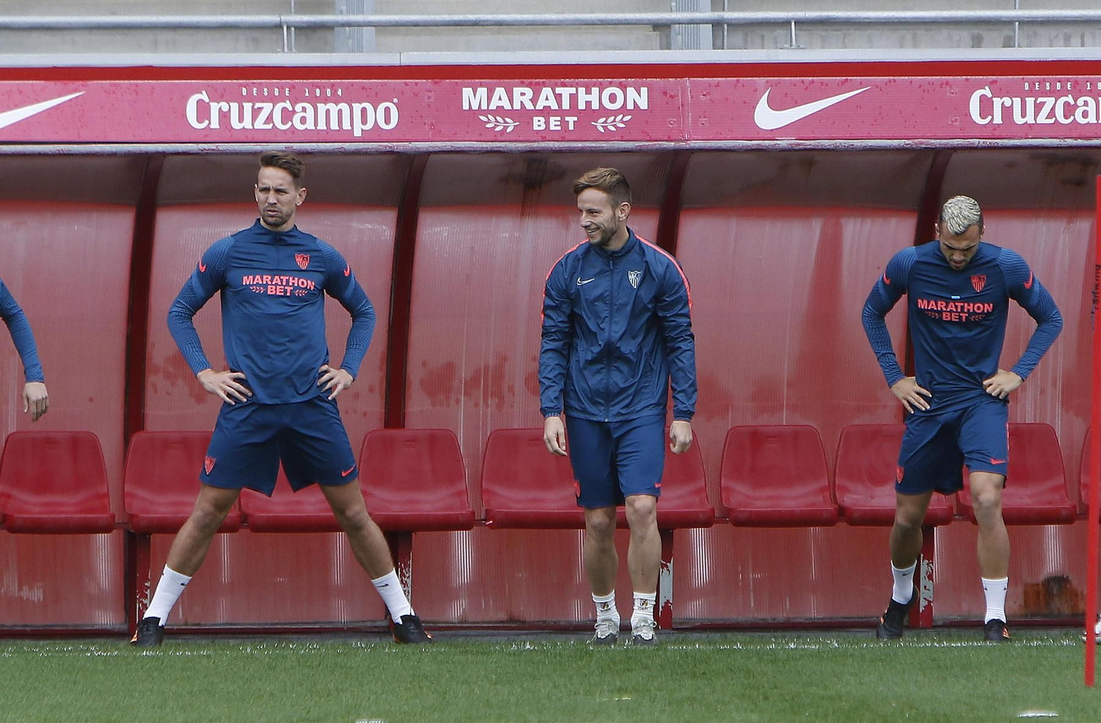 De Jong, Rakitic y Jordán realizan ejercicios durante un entrenamiento.