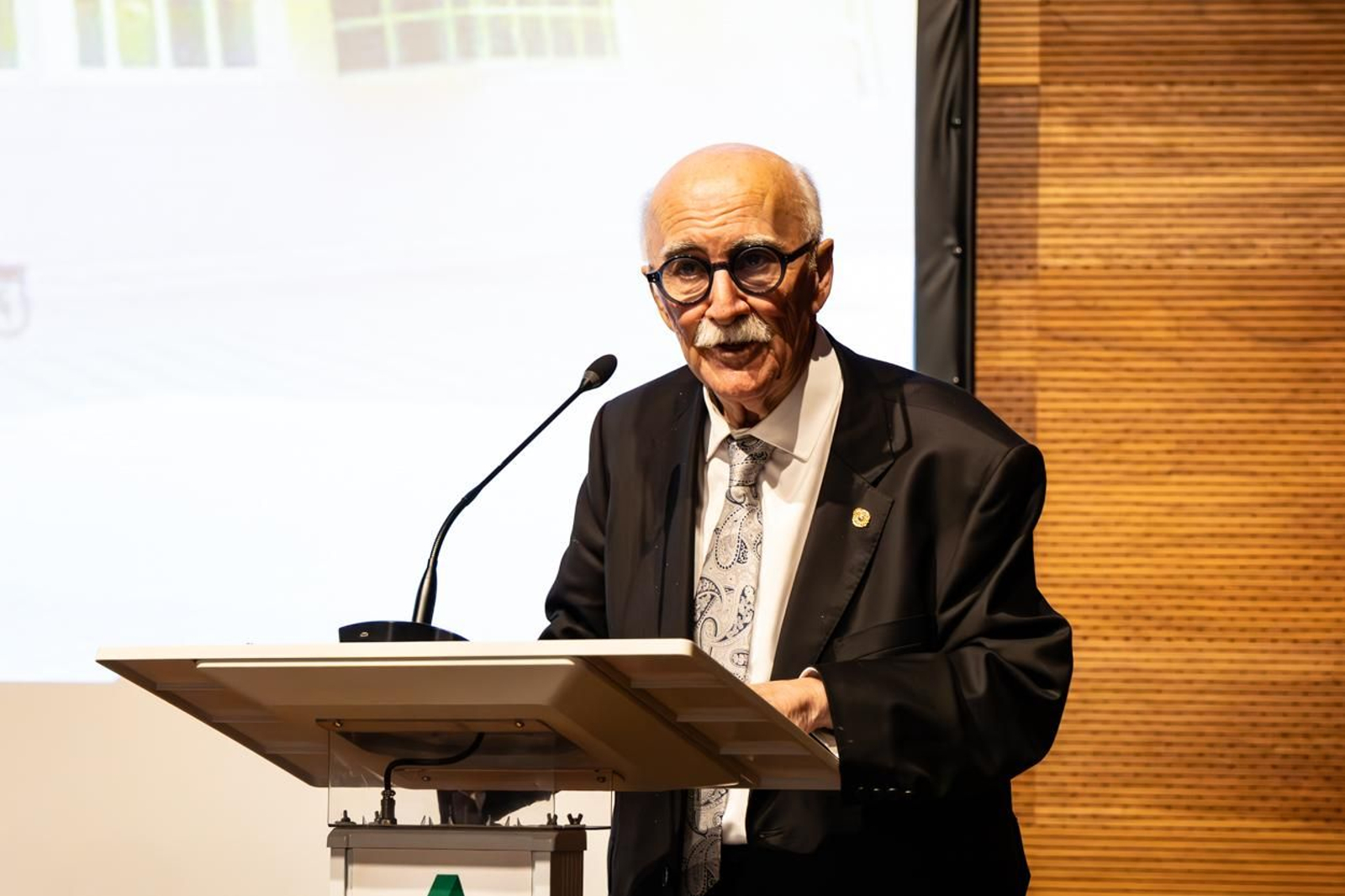 Asi ha sido el homenaje a Arturo Ruiz.