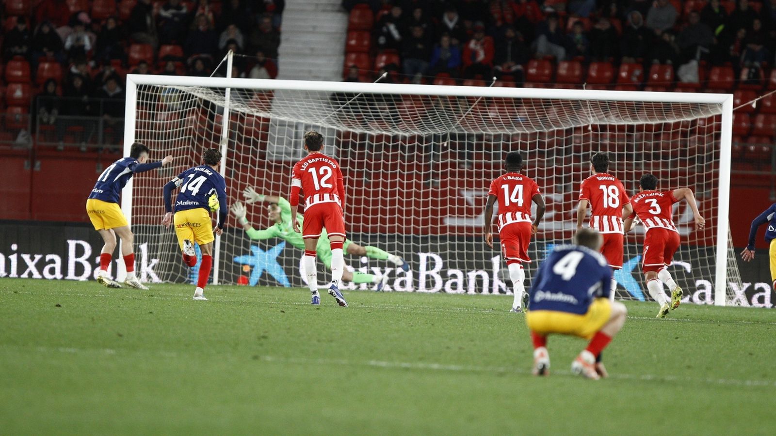 Andrés Fernández, en el momento en el que le para el penalti a Lautaro de León.