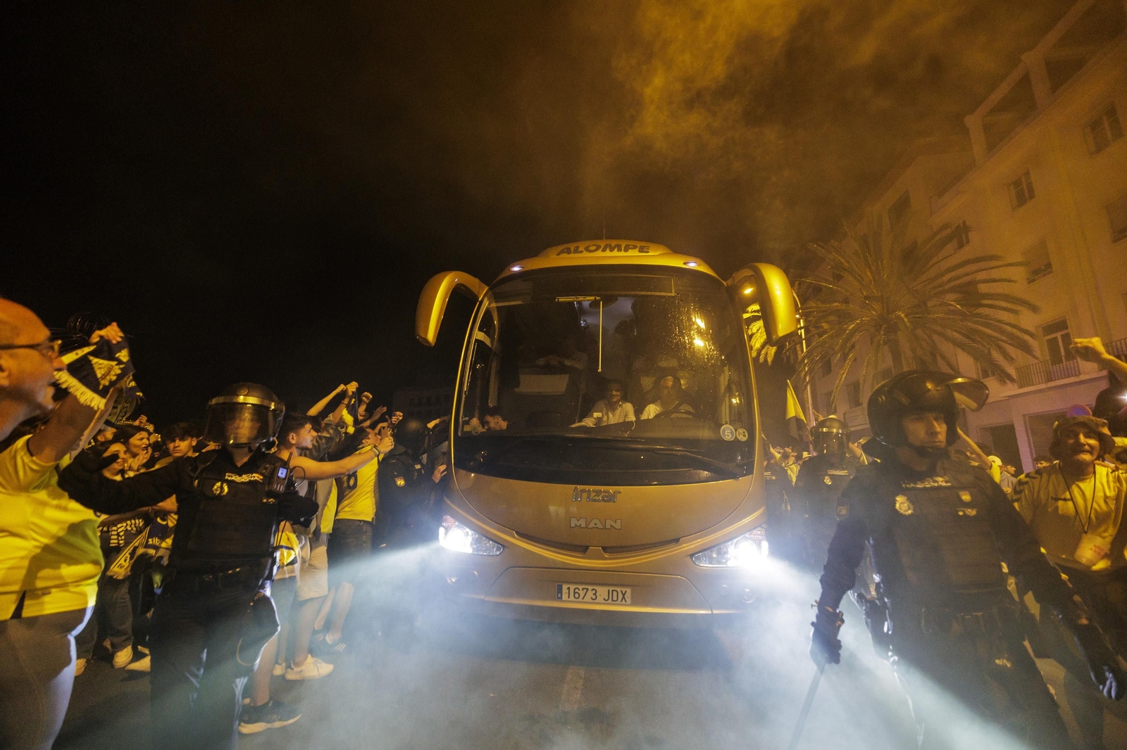 Las imágenes de la afición del Cádiz C.F. celebrando la permanencia en la fuente más cadista