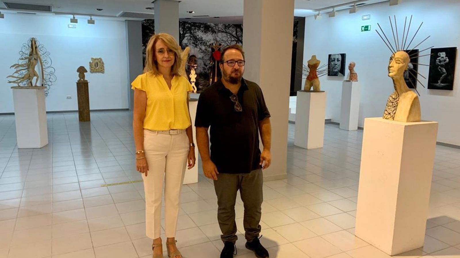 El artista junto a Pilar Pintor en la Sala CajaSur