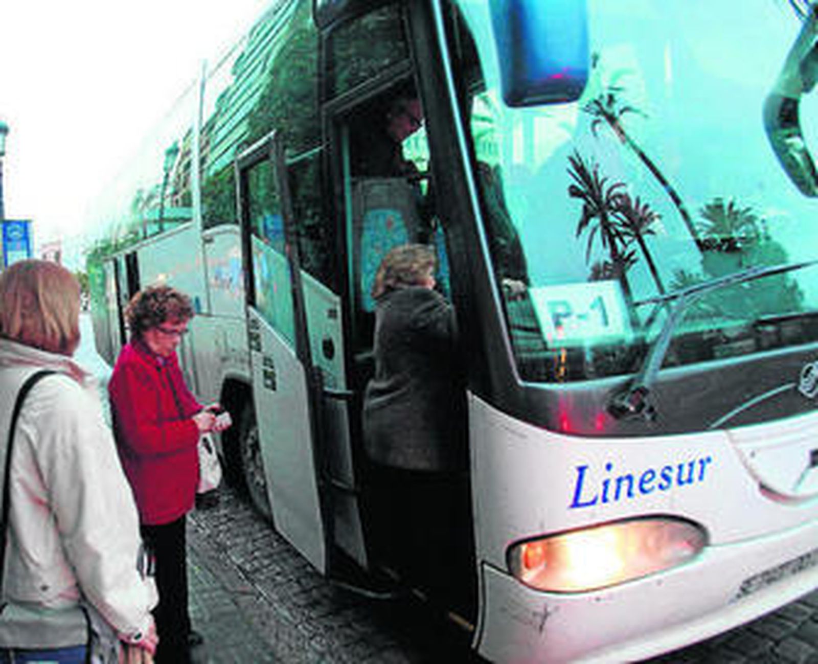 Viajeros suben a un autobús de Linesur, en imagen de archivo.
