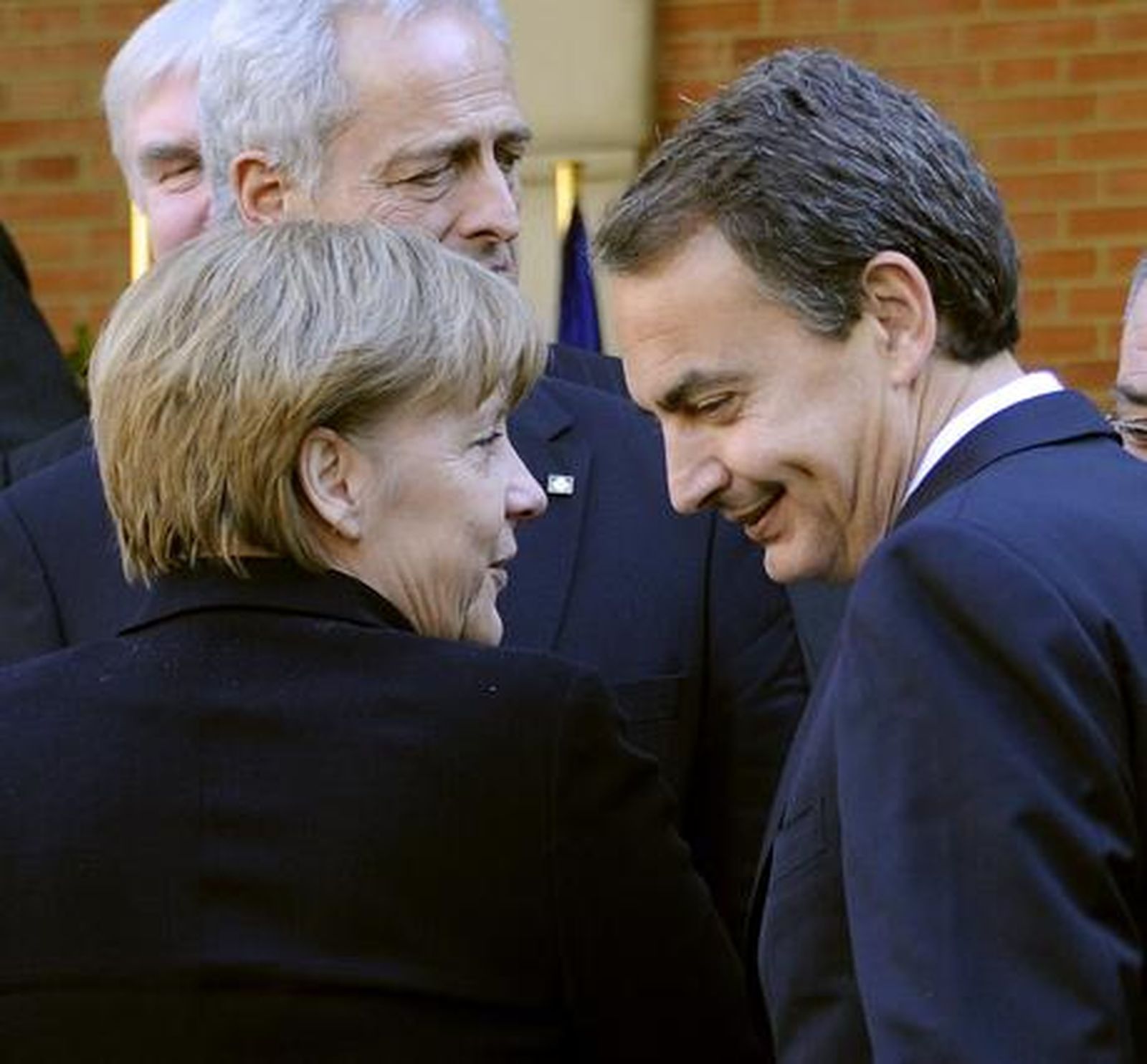 Merkel conversa distendidamente con Zapatero.

Foto: Afp