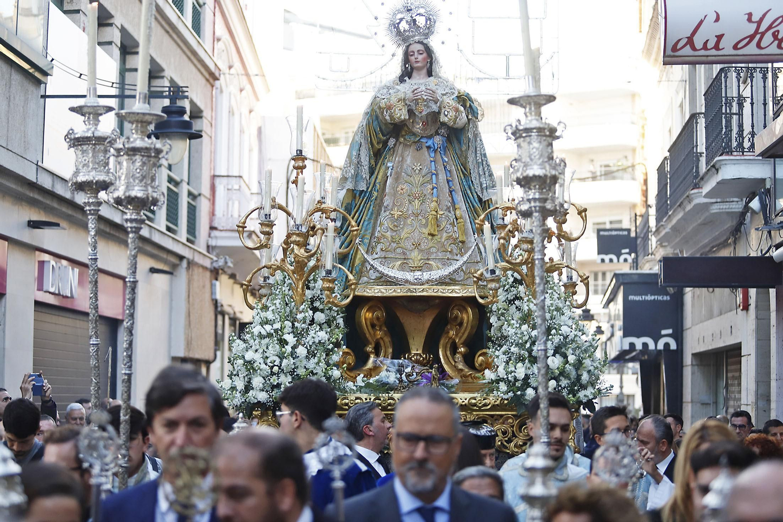 Imágenes de la procesión de la Purísima Concepción por las calles del el centro