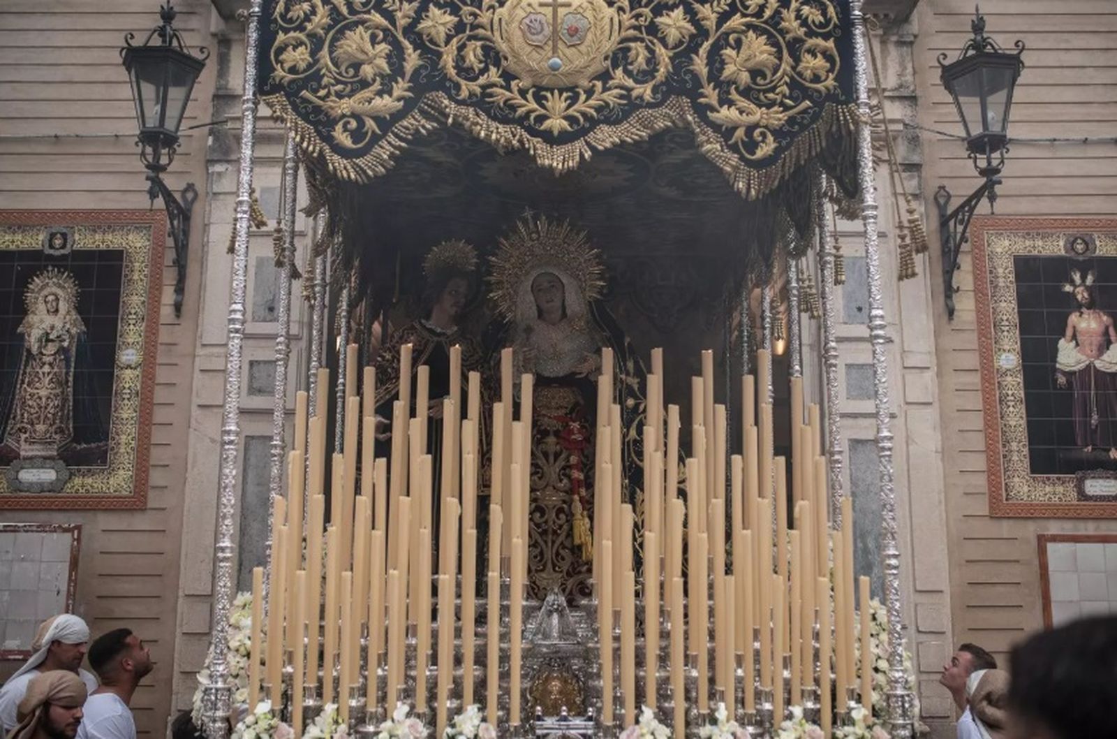 La siempre exigente salida del paso de palio de Dolores y Misericordia