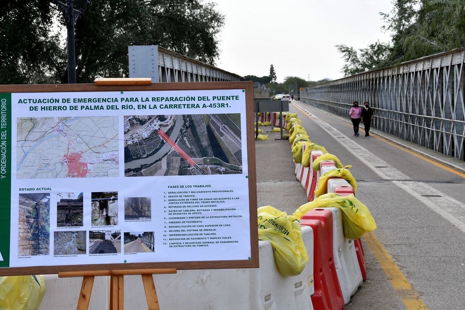 Señales de obras en el Puente de Hierro de Palma del Río.
