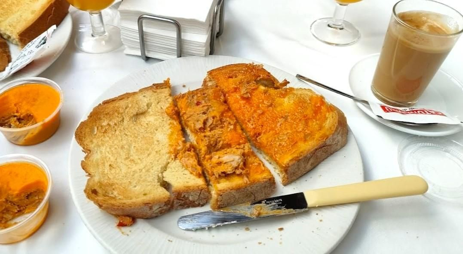 La tostada con manteca colorá o con aceite es el desayuno andaluz que no puede faltar en la mesa